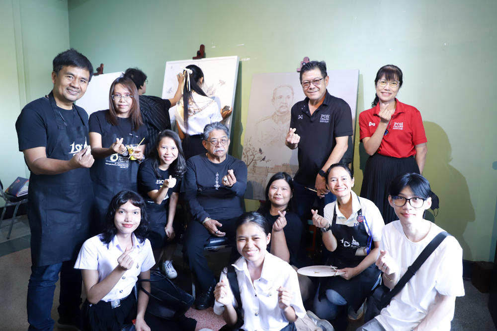 ศาสตราจารย์ปรีชา เถาทอง ศิลปินแห่งชาติ ผศ.บรรลุ วิริยาภรณ์ประภาส อดีตผู้อำนวยการวิทยาลัยเพาะช่าง ได้รวมกันวาดภาพ ในหัวข้อ ความสามัคคีของเพาะช่าง ในโครงการ 18th Pohchang International Art Festival and Art Workshop in Thailand 2024